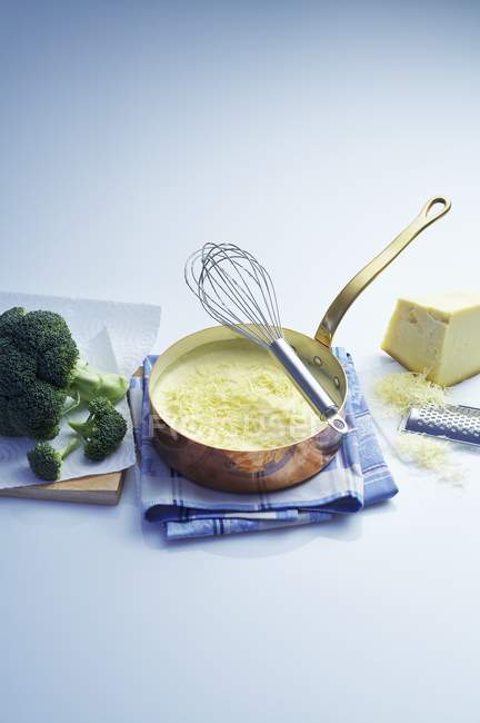 Salsa de queso en una sartén de cobre - foto de stock