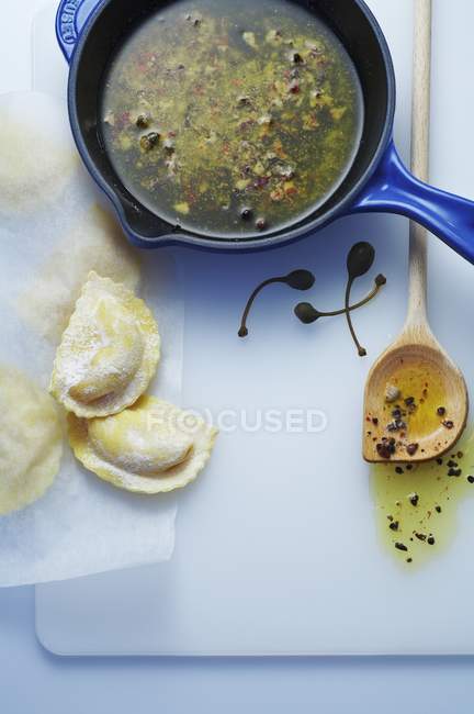Масляний соус з каперсами та макаронами равіолі — стокове фото