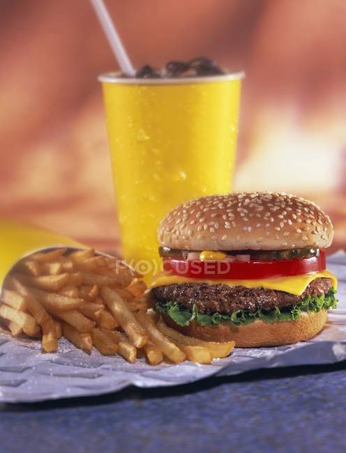Cheeseburger com batatas fritas e cola — Fotografia de Stock