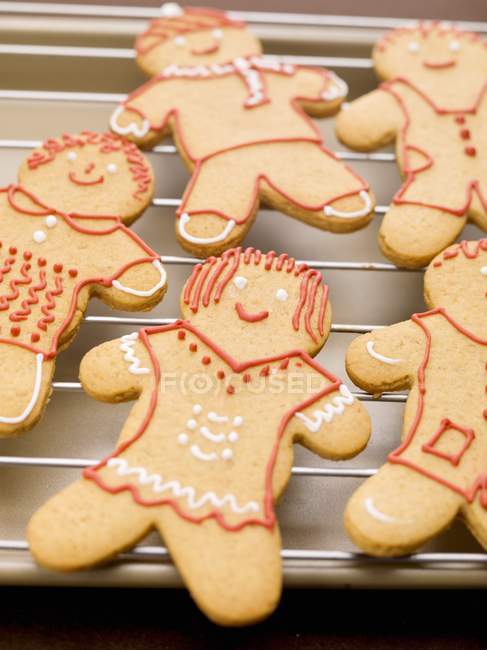 Gingerbread people on rack — Stock Photo