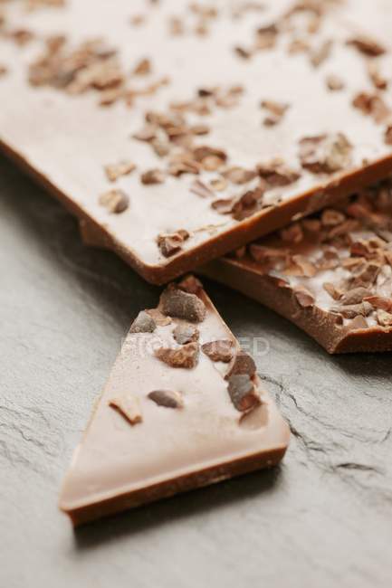 Barra de chocolate cubierta con cacao quebradizo - foto de stock