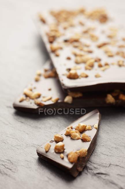 Barra de chocolate com noz quebradiça — Fotografia de Stock