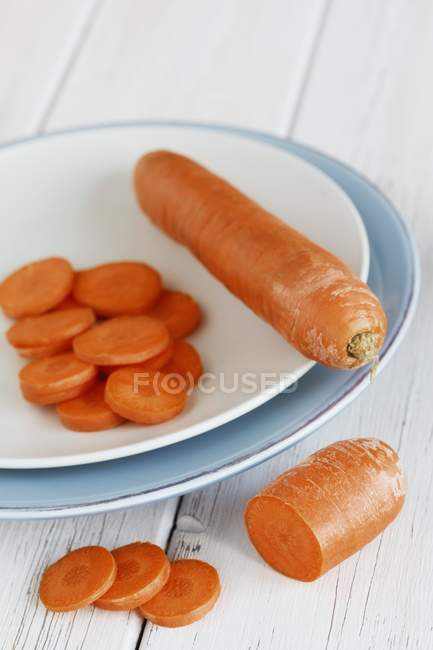 Zanahorias frescas con rodajas - foto de stock
