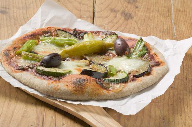 Pizza with courgette and aubergine — Stock Photo