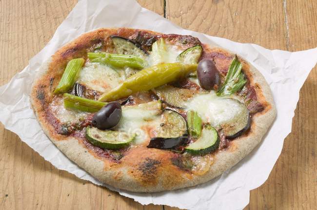 Pizza con calabacín y berenjena - foto de stock