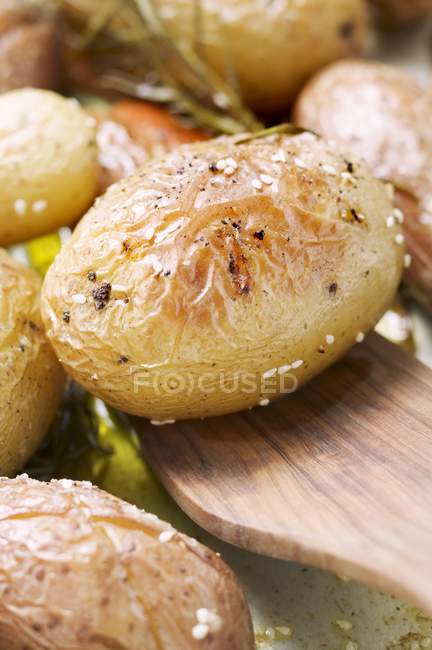 Unpeeled baked potatoes — Stock Photo