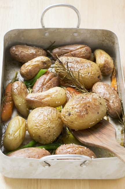 Baked unpeeled potatoes — Stock Photo