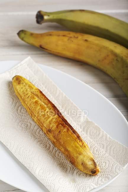 Banana frita no prato — Fotografia de Stock
