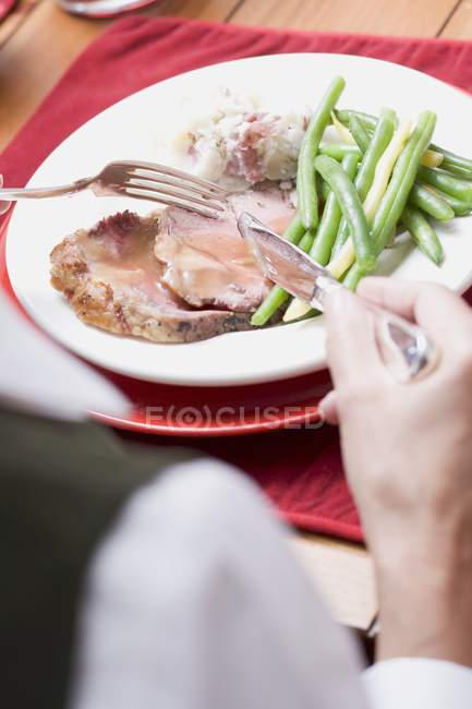 Mujer comiendo pavo asado - foto de stock