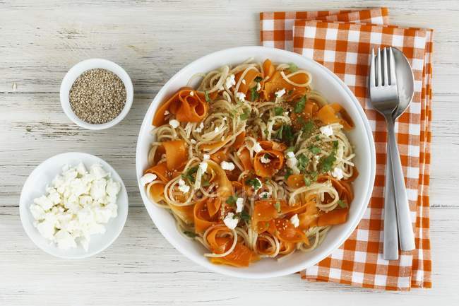 Karotten-Dinkel-Spaghetti mit Schafskäse — Stockfoto