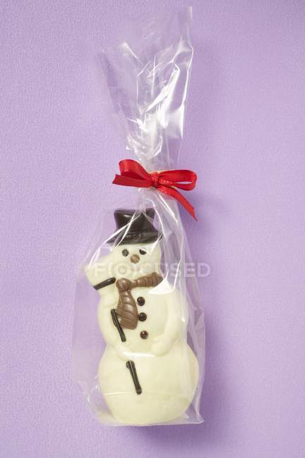 Vista de primer plano de muñeco de nieve de chocolate en bolsa de celofán - foto de stock