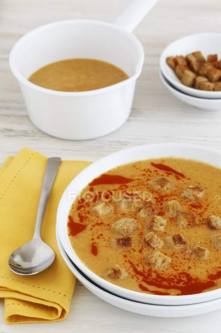 Червоний сочевичний суп з грінками — стокове фото