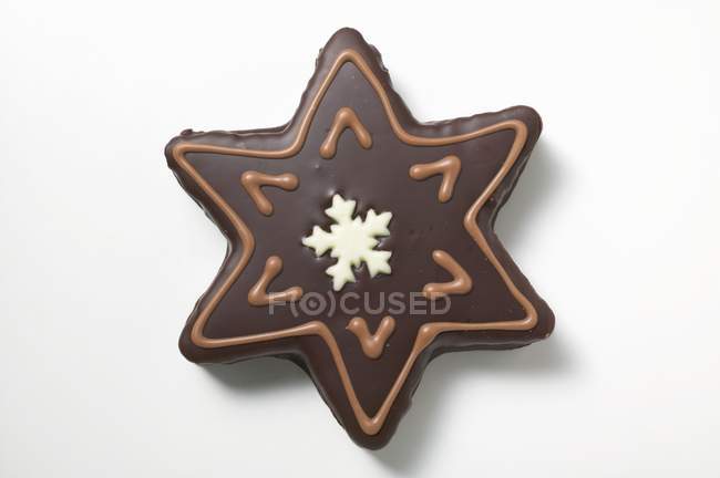 Galleta en forma de estrella con glaseado de chocolate - foto de stock