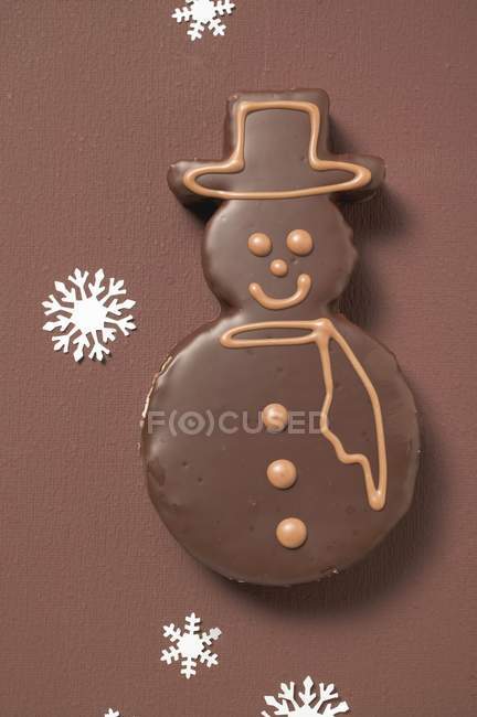 Biscotto di pupazzo di neve con glassa al cioccolato — Foto stock