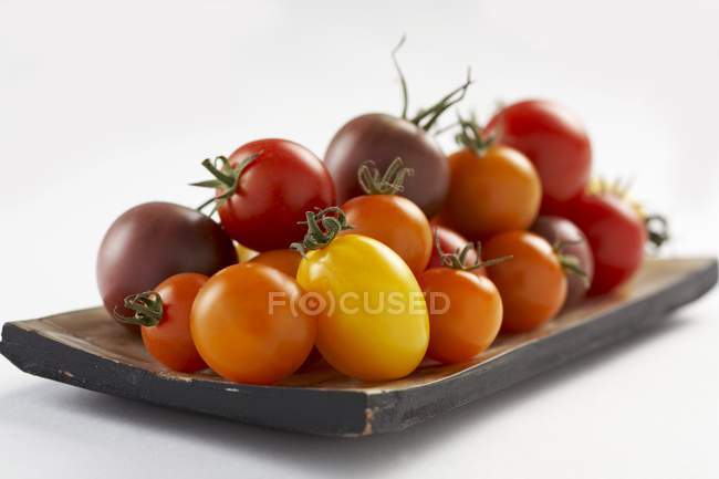 Tomates de varios colores - foto de stock