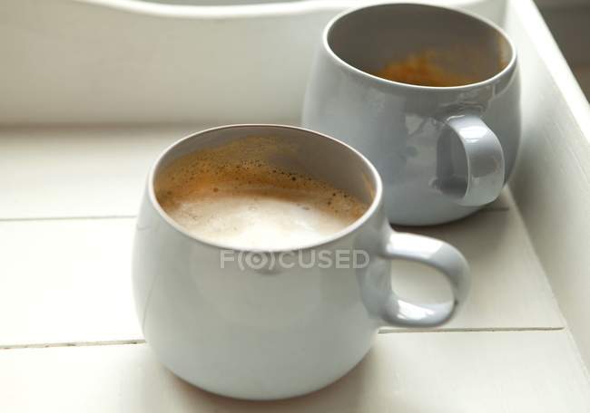 Tasses de cappuccino sur un plateau en bois — Photo de stock