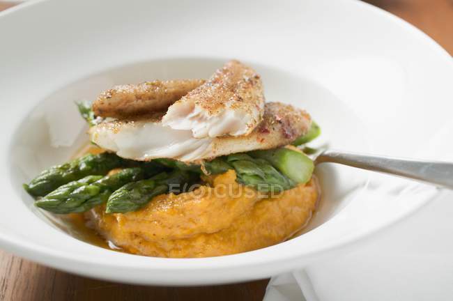 Pangasius fillet with asparagus — Stock Photo