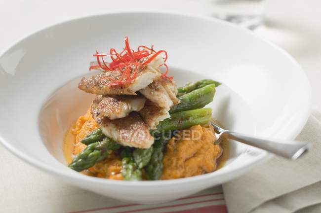 Pangasius fillet with asparagus — Stock Photo