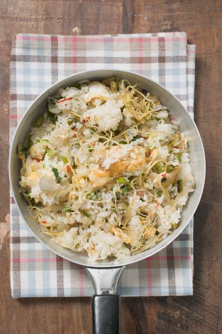 Piatto di riso e pesce con limone — Foto stock