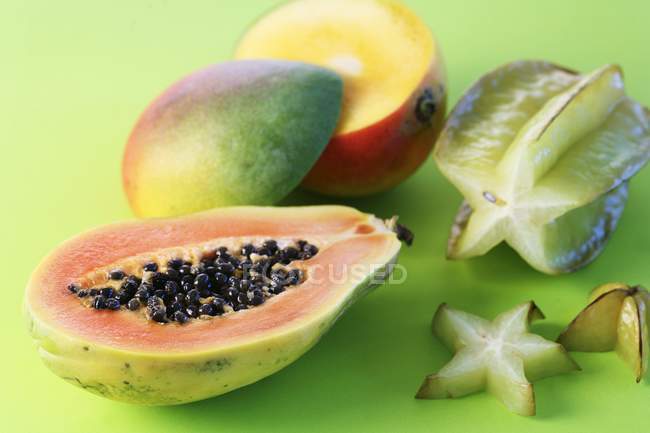 Papaya, Mango und Seesterne — Stockfoto