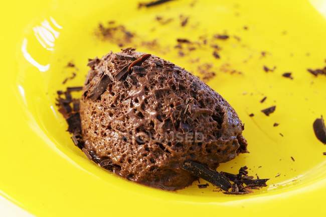Mousse de chocolate em tigela de vidro amarelo — Fotografia de Stock