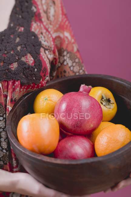 Mulher segurando frutas — Fotografia de Stock