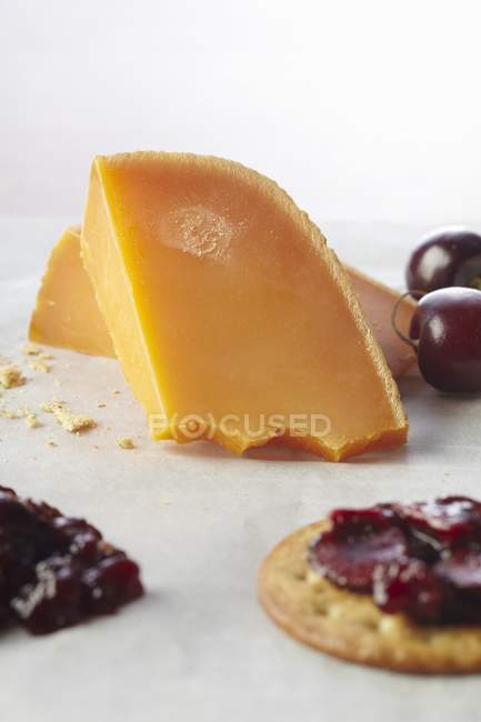 Cracker mit Cheddar-Käse — Stockfoto