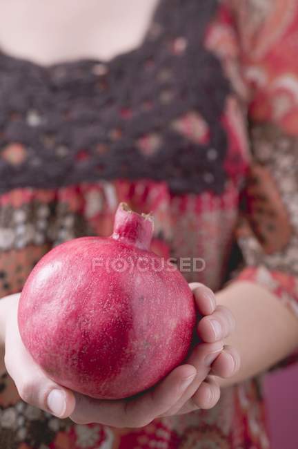 Frau mit Granatapfel — Stockfoto