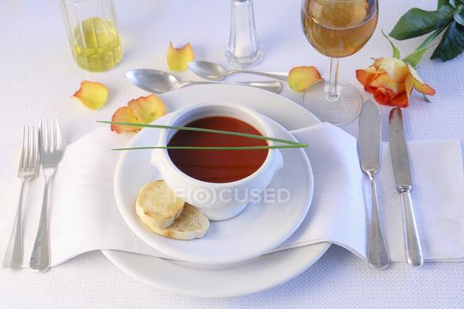 Томатный суп с тостами — стоковое фото