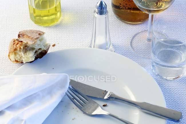 Nahaufnahme des Tellers mit Essensresten, Brot und Getränken — Stockfoto