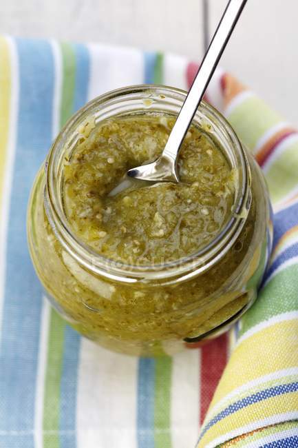 Vue rapprochée de Salsa Verde avec cuillère dans un bocal — Photo de stock