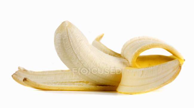 Полуочищенный спелый банан — стоковое фото