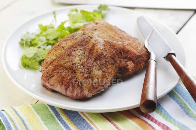 Rôti de porc assaisonné sur plateau blanc — Photo de stock