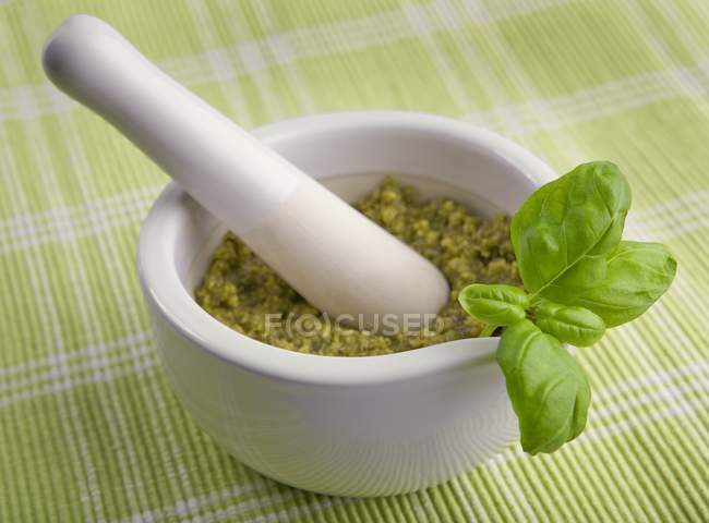 Pesto dans un mortier sur la table — Photo de stock
