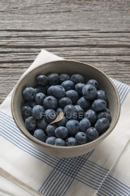 Organic blueberries in ceramic bowl — Stock Photo