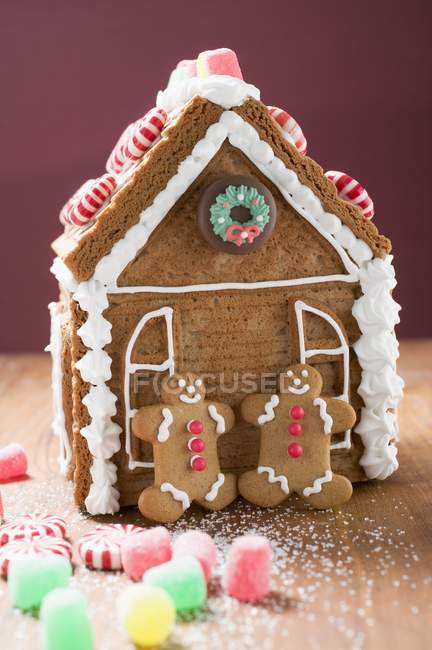 Gingerbread house with men — Stock Photo