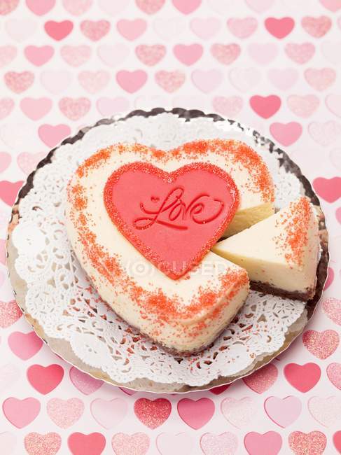 Heart-shaped cheesecake — Stock Photo