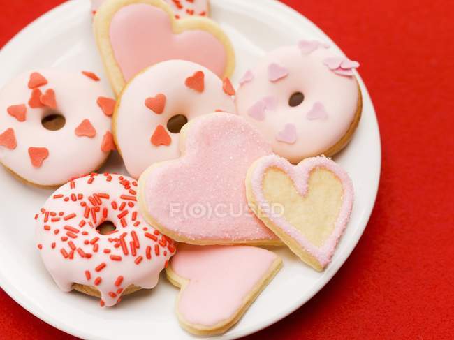 Donuts und Kekse auf Teller — Stockfoto