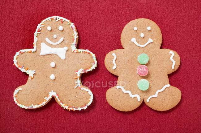 Two decorated gingerbread men — Stock Photo