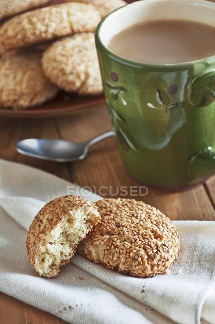 Regina Sesame Cookies em guardanapo de linho — Fotografia de Stock