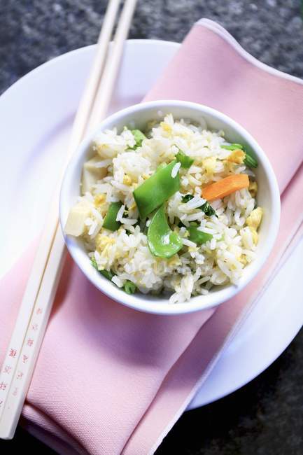 Яичный рис с овощами — стоковое фото