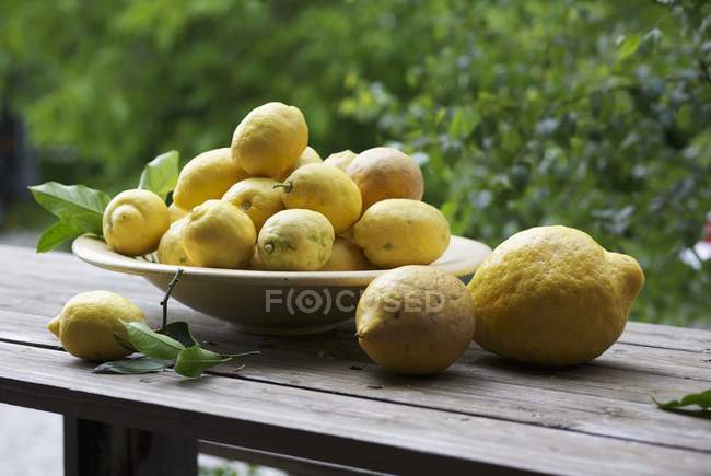Citrons frais mûrs dans un bol — Photo de stock