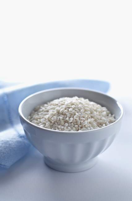Чаша сырого риса арборио — стоковое фото