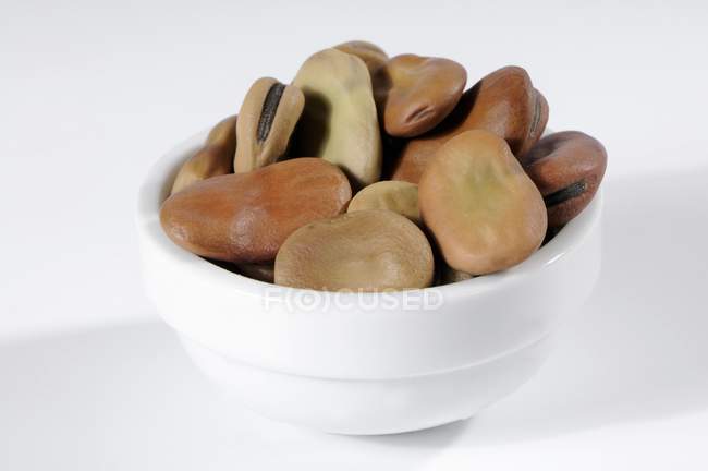 Broad beans in ceramic bowl — Stock Photo