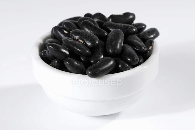 Schwarze Bohnen in Keramikschale — Stockfoto