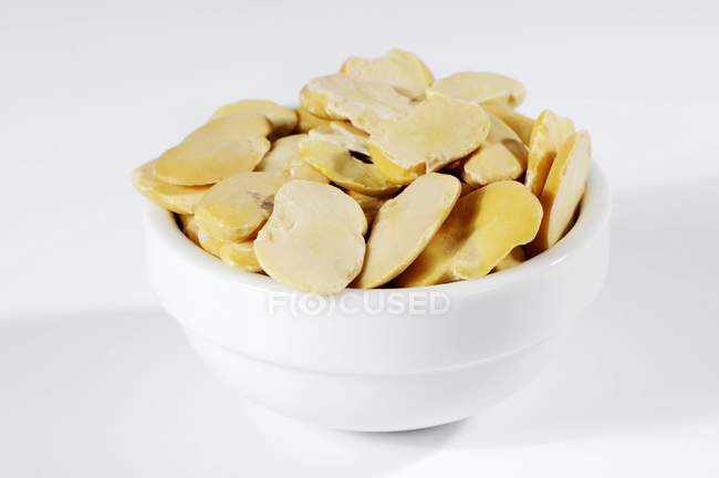 Broad beans in ceramic bowl — Stock Photo