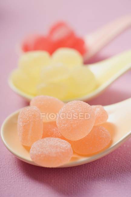Bonbons à la gelée sur trois cuillères — Photo de stock