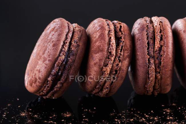 Ряд шоколадных макарон — стоковое фото