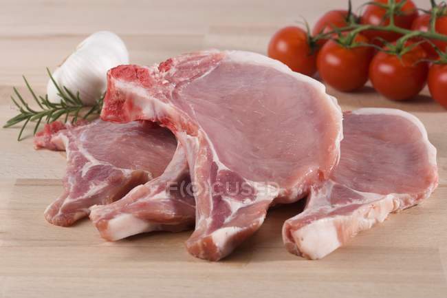Frische Schweinekoteletts mit Kirschtomaten — Stockfoto