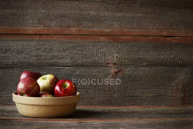 Schüssel mit verschiedenen Äpfeln — Stockfoto